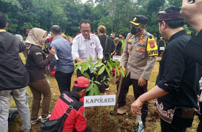 Kapolres Majalengka Hadiri Kunker Menko PMK RI di Desa Kulur Dalam Rangka Tanam 10 Juta Pohon