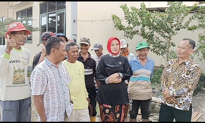 Pulang dari Masjid Wabup Ayu Mendapat Seruan Pekerja Bangunan