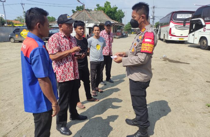Kapolsek Pabuaran Melaksanakan Himbauan kepada Pengurus Bus dan Para Supir di Terminal
