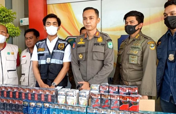 Ribuan Rokok Ilegal tanpa Pita Cukai disita Petugas Bea Cukai dan Pol PP.