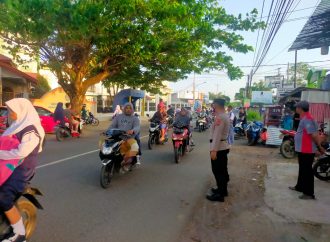 Person Polsek Lemahabang Atur lalu lintas Pagi di Perempatan Pasar Desa