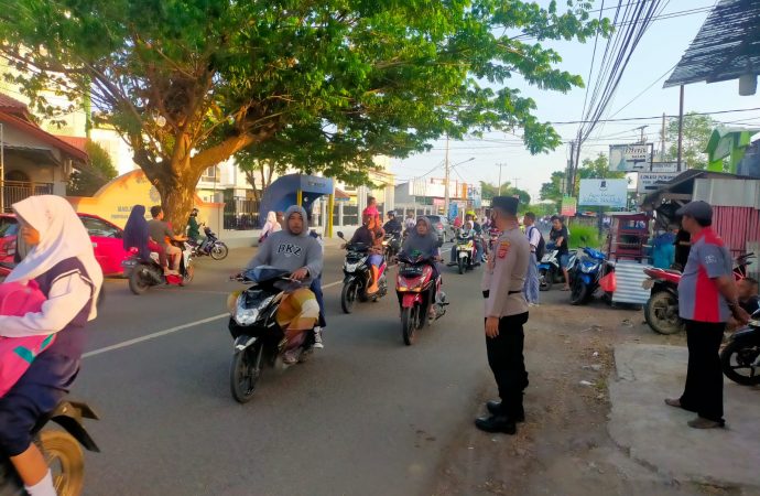 Person Polsek Lemahabang Atur lalu lintas Pagi di Perempatan Pasar Desa