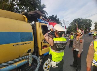 Gugah Semangat HUT RI Ke 77, Sat Lantas Polres Majalengka Bagikan Bendera Merah Putih