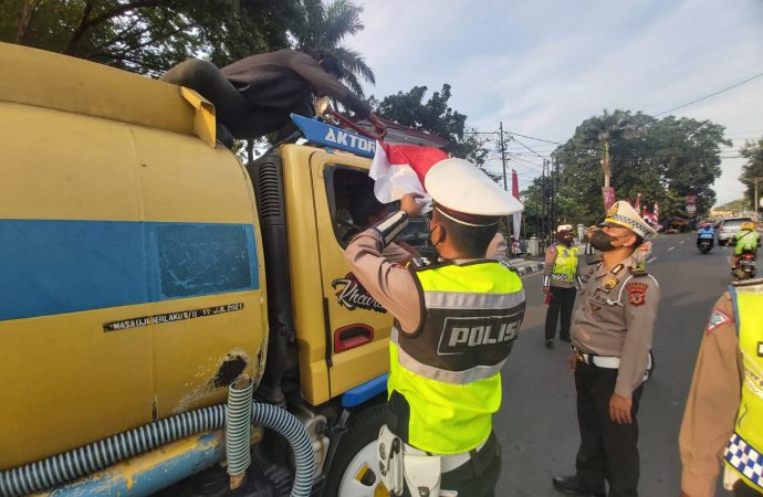 Gugah Semangat HUT RI Ke 77, Sat Lantas Polres Majalengka Bagikan Bendera Merah Putih