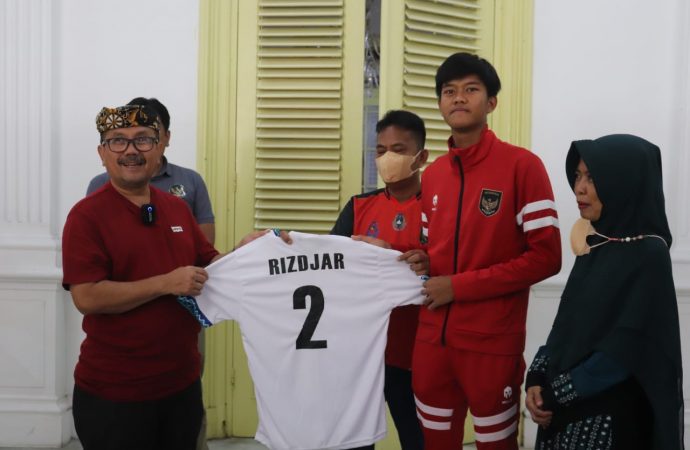 Harumkan Nama Indonesia, Putra Cirebon Pahlawan Timnas U16 Diterima Bupati