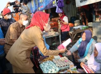 Tingkatkan Nasionalisme Warga, Bupati Bagi 1000 Bendera