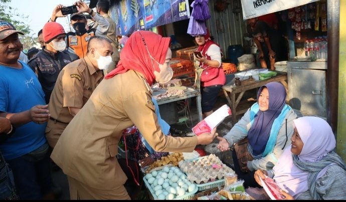 Tingkatkan Nasionalisme Warga, Bupati Bagi 1000 Bendera