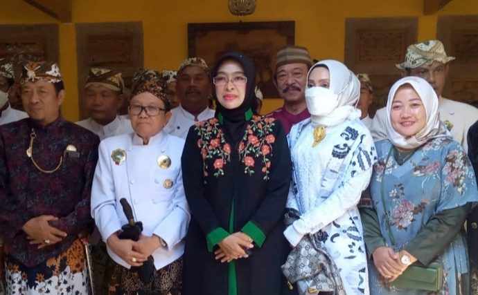 Trah Mojopahit Wahyu Ciptaningsih Wabup Cirebon Nyekar Agung di Petilasan Raja Singhapura