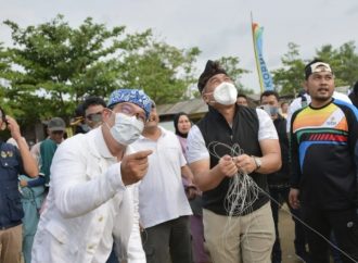 Ridwan Kamil Promosikan Wisata Jabar Selatan Lewat Permainan Layangan di Pantai Palangpang