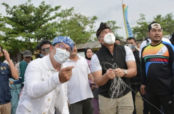 Ridwan Kamil Promosikan Wisata Jabar Selatan Lewat Permainan Layangan di Pantai Palangpang
