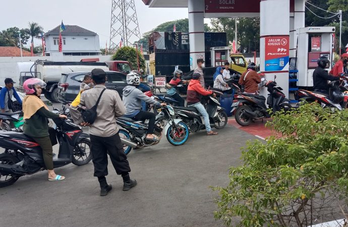 Polresta Cirebon Siagakan Personel di SPBU Antisipasi Gangguan Kamtibmas