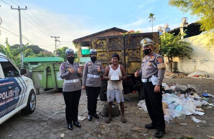 Sat lantas Polres Ciko, Bagikan Nasi Kotak Dampak Penyesuaian Harga BBM