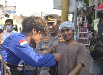 Kapolresta Cirebon dan Mahasiswa Keliling Pangkalan Ojek hingga Angkot Bagikan Bansos