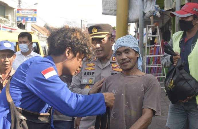 Kapolresta Cirebon dan Mahasiswa Keliling Pangkalan Ojek hingga Angkot Bagikan Bansos