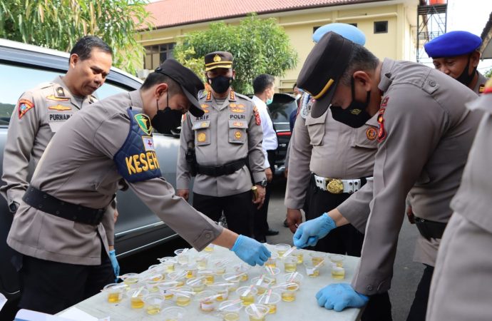 Pejabat Utama Polresta Cirebon dan Kapolsek Jajaran Jalani Tes Urine