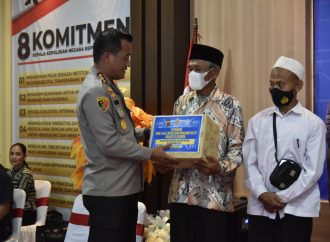 Syukuran HUT Lalu Lintas Bhayangkara ke 67, Kapolresta Cirebon Bantu Relawan Lalu Lintas