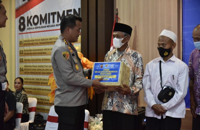 Syukuran HUT Lalu Lintas Bhayangkara ke 67, Kapolresta Cirebon Bantu Relawan Lalu Lintas