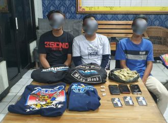 Polresta Cirebon Temukan berbagai Sajam dan Bekuk Tiga Anggota Geng Motor di Sarangnya