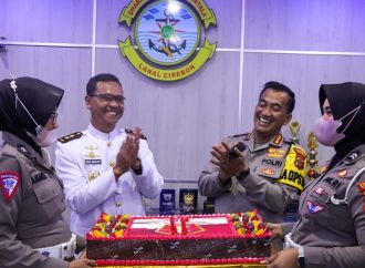 Polresta Cirebon Beri Kejutan HUT ke-77 TNI
