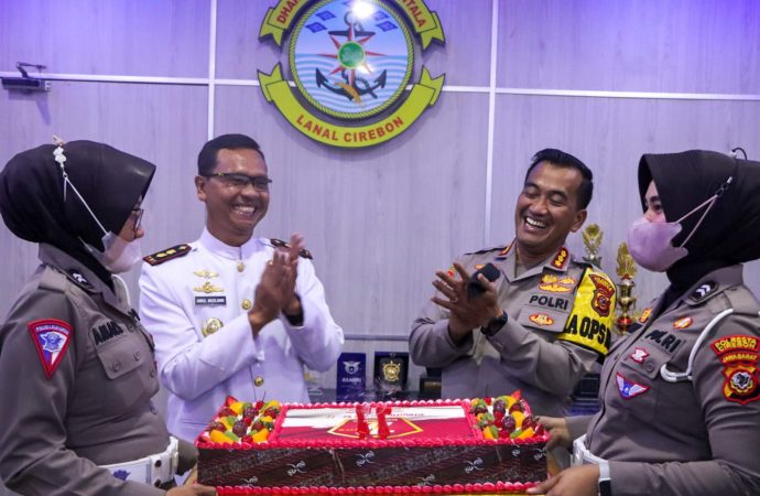 Polresta Cirebon Beri Kejutan HUT ke-77 TNI