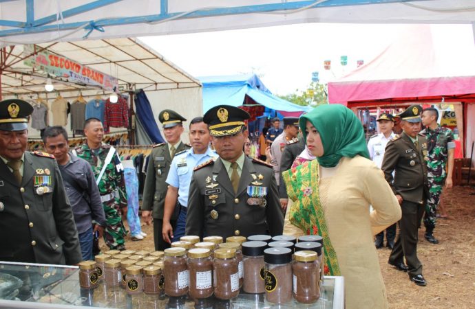 Peringati HUT TNI Ke 77 Kodim 0617 Majalengka Gelar Pasar Rakyat dan Bakti Sosial