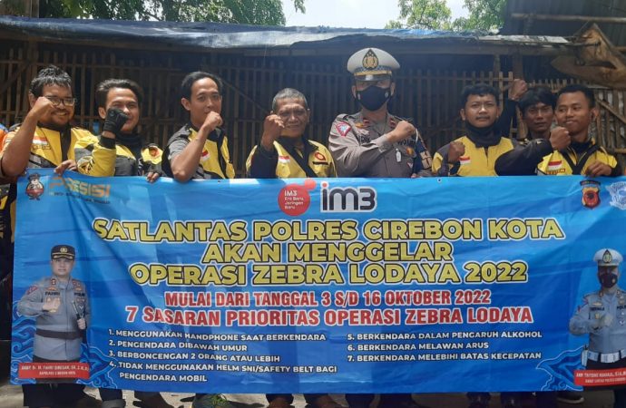 Polisi Polres Cirebon Kota Bagikan Leaflet, Edukasi Warga Ops Zebra lodaya 2022