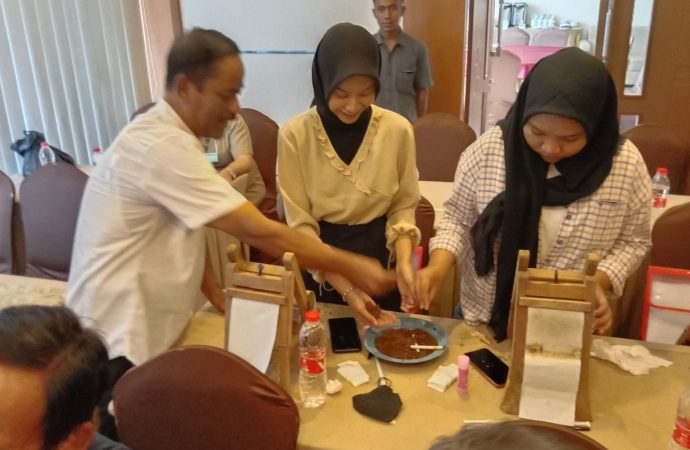 Kurangi Kemiskinan Ekstrem Dinperinaker Gelar Pelatihan Pelintingan Rokok
