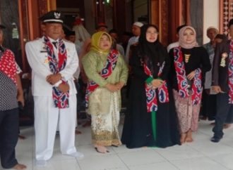 Warga Sambeng Antusias Sambut Wabup Ayu di Acara Adat Desa