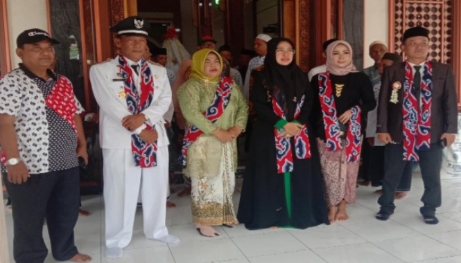 Warga Sambeng Antusias Sambut Wabup Ayu di Acara Adat Desa