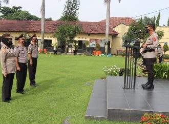 Empat Personel Polresta Cirebon Mendapat Kenaikan Pangkat Pengabdian