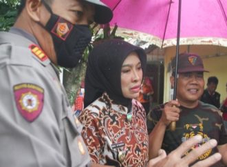 Tak Pedulikan Hujan Lebat, Wakil Bupati Cirebon bertandang Berikan Bantuan Korban Tanah Longsor