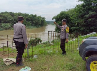 Bhabinkamtibmas Desa Babakan Losari Cek Debit Air Sungai Cisanggarung