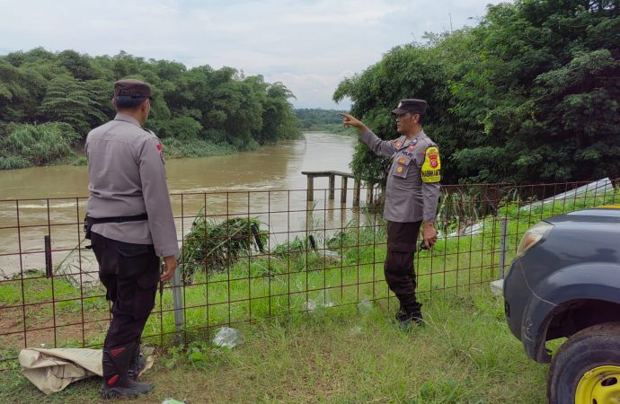 Bhabinkamtibmas Desa Babakan Losari Cek Debit Air Sungai Cisanggarung