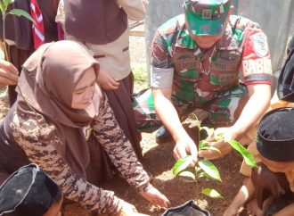 Ajari Cinta Lingkungan Bhabinsa Koramil 1225/Cipatujah Ajak Siswa SD Tanam Pohon