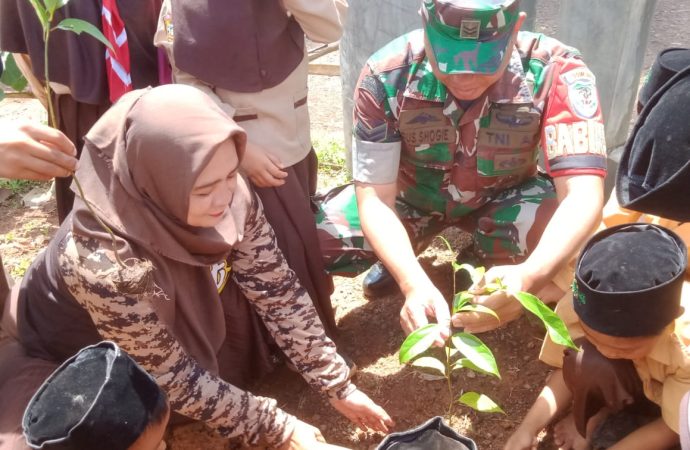 Ajari Cinta Lingkungan Bhabinsa Koramil 1225/Cipatujah Ajak Siswa SD Tanam Pohon