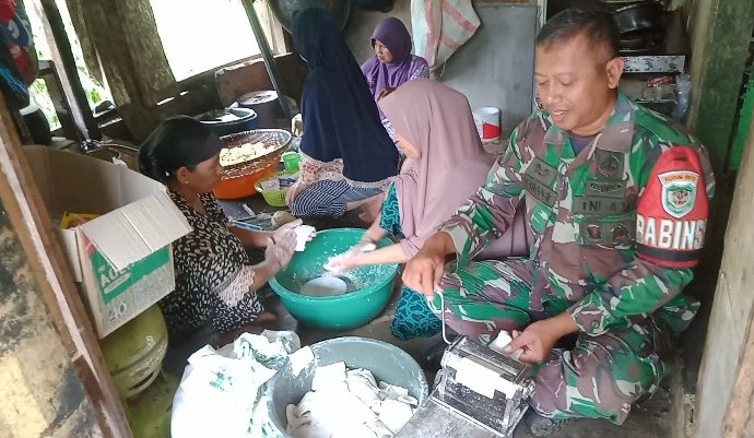 Babinsa 1225/Cipatujah Sertu Agus Sugiarto Berikan Motivasi dan Edukasi UMKM