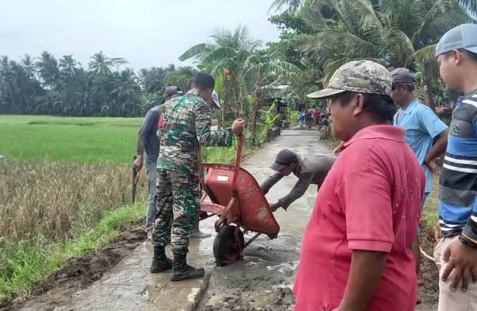 Babinsa 1225 Cipatujah Bersama Warga Ciheras Gotong Royong Timbun Jalan Berlubang
