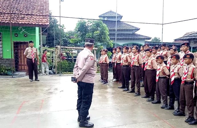 Personal Polsek Dukupuntang Polresta Cirebon, Latih Anak Pramuka