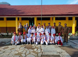 Kanit Binmas Polsek Dukupuntang Polresta Cirebon Jadi Pembina Upacara Bendera Di SDN 2