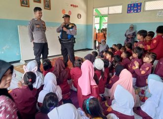Polsek Sedong Polresta Cirebon Kenalkan Polisi Sahabat Anak