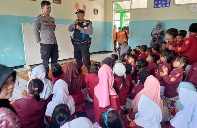 Polsek Sedong Polresta Cirebon Kenalkan Polisi Sahabat Anak