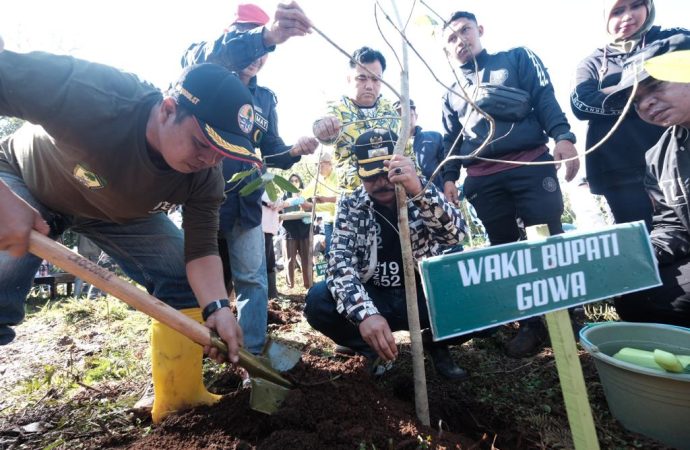 Sasar Lahan Kritis, Pemkab Gowa Kembali Tanam 4.000 Bibit Pohon di Tombolopao