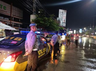 AKBP Ariek : Polres Cirebon Kota himbau & bangunkan warga melalui Patroli Biru jelang Sahur