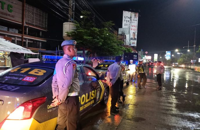 AKBP Ariek : Polres Cirebon Kota himbau & bangunkan warga melalui Patroli Biru jelang Sahur