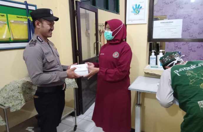 Berkah Ramadhan, Polsek Losari Berbagi Makan Sahur