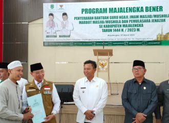 Bupati Majalengka Serahkan Bantuan Keagamaan Program Baznas Majalengka.