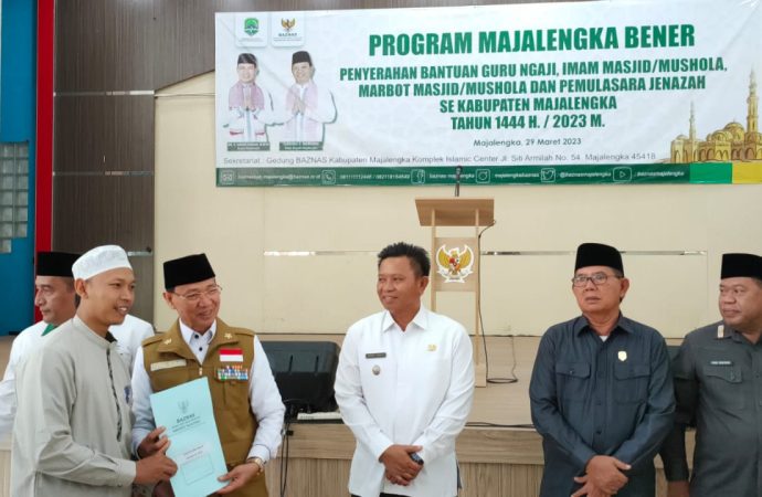 Bupati Majalengka Serahkan Bantuan Keagamaan Program Baznas Majalengka.