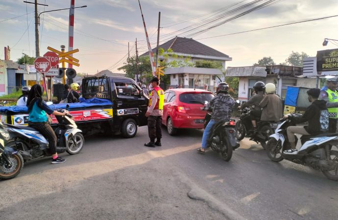 Gatur Pagi, Polsek Pabuaran Berikan Kelancaran Kepada Pengguna Jalan Raya
