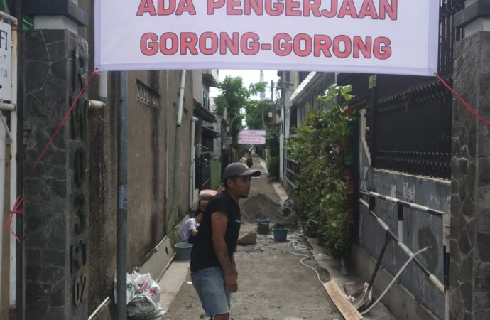 Giat Warga Antapani Kota Bandung, Swadaya Perbaiki Jalan Guna Atasi Banjir