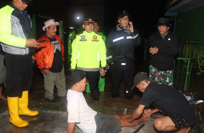 Kapolres Cirebon Kota & Forkopimda Berjibaku Evakuasi Warga Terjebak Banjir